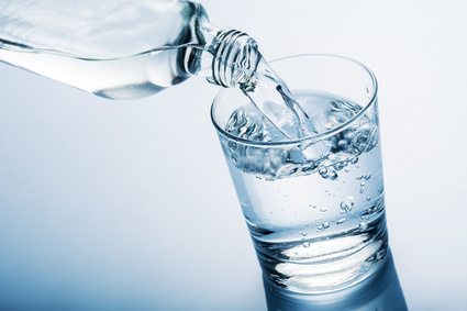 Agua con gas: beneficio y contraindicación