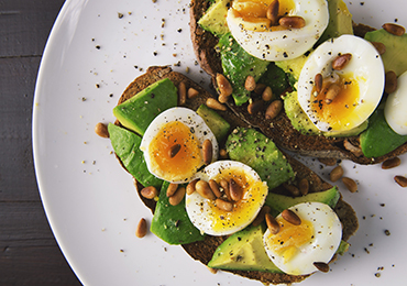 ¿Qué alimentos son los más recomendables para la cena? ¿A qué hora debemos cenar?