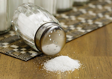 ¿Cuánta sal se debe tomar al día?