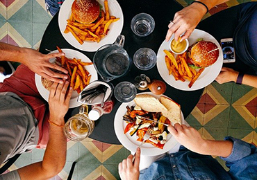 Cómo evitar los atracones de comida y los nudos en el estómago que produce el estrés